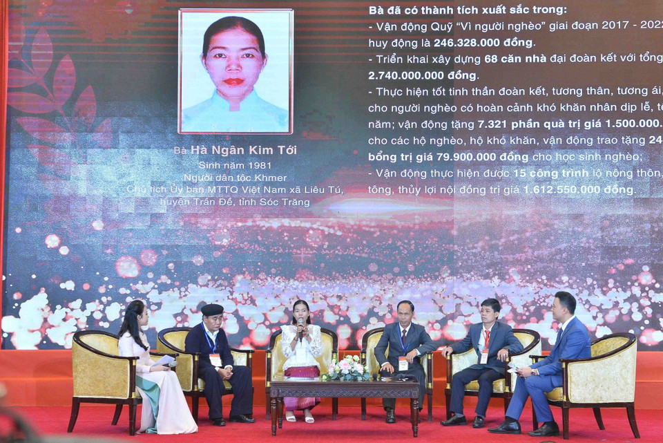 Giao lưu với các điển hình tiêu biểu. (Ảnh: Minh Đức/TTXVN)