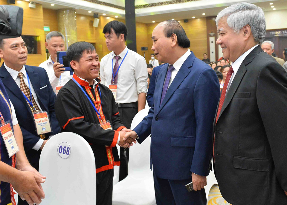 Chủ tịch nước Nguyễn Xuân Phúc gặp gỡ các đại biểu tại hội nghị. (Ảnh: Minh Đức/TTXVN)