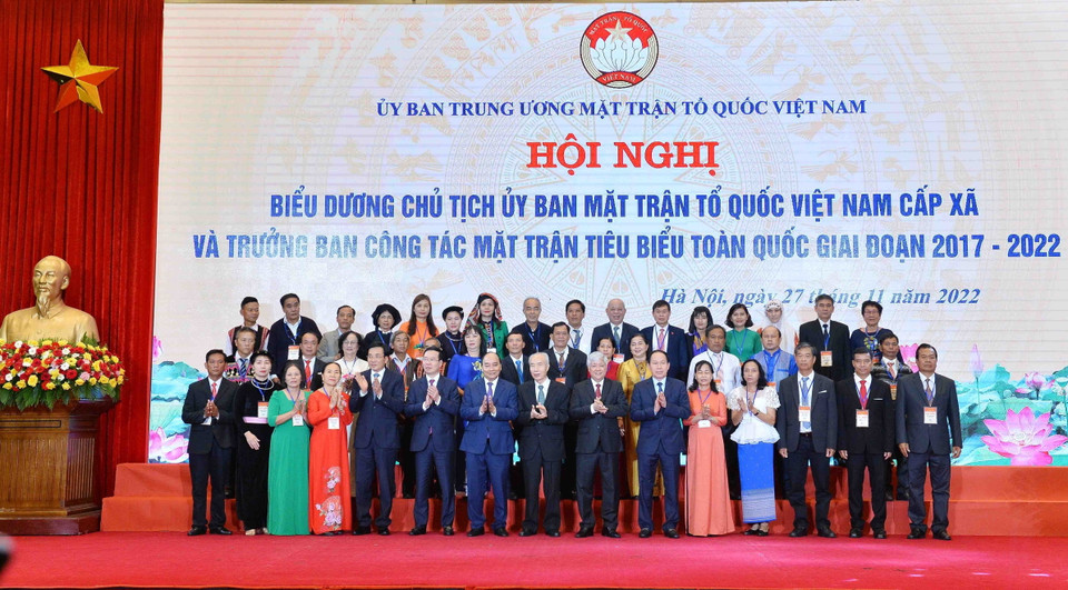 Chủ tịch nước Nguyễn Xuân Phúc, ông Võ Văn Thưởng, Ủy viên Bộ Chính trị, Thường trực Ban Bí thư chụp ảnh chung cùng các điển hình tiêu biểu. (Ảnh: Minh Đức/TTXVN)