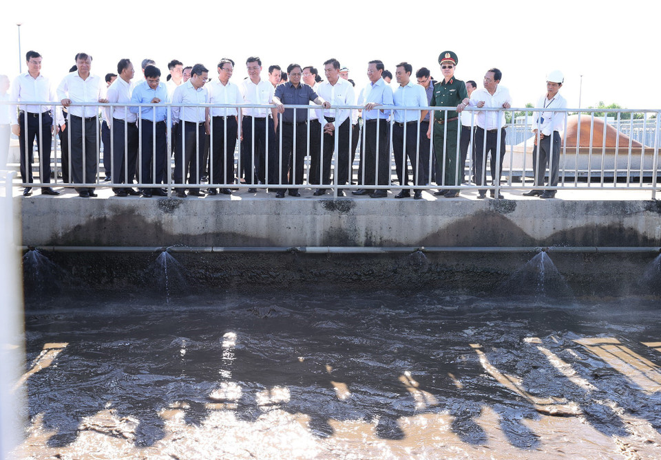 Thủ tướng Phạm Minh Chính kiểm tra Nhà máy xử lý nước thải Bình Hưng. (Ảnh: Dương Giang/TTXVN)