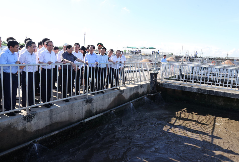 Thủ tướng Phạm Minh Chính kiểm tra Nhà máy xử lý nước thải Bình Hưng. (Ảnh: Dương Giang/TTXVN)