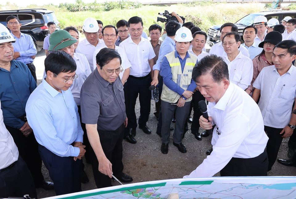 Thủ tướng Phạm Minh Chính kiểm tra, nghe báo cáo Dự án xây dựng đường cao tốc Bến Lức-Long Thành. (Ảnh: Dương Giang/TTXVN)