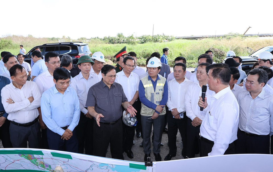 Thủ tướng Phạm Minh Chính kiểm tra, nghe báo cáo Dự án xây dựng đường cao tốc Bến Lức-Long Thành. (Ảnh: Dương Giang/TTXVN)