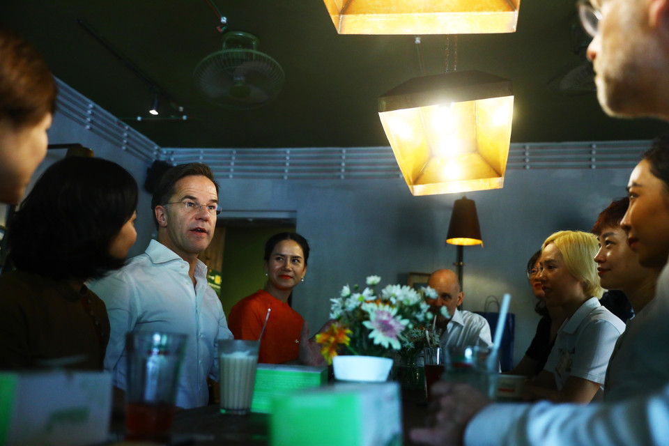 Thủ tướng Vương quốc Hà Lan Mark Rutte nói chuyện cùng những người bạn Việt Nam. (Ảnh: Lâm Khánh/TTXVN)