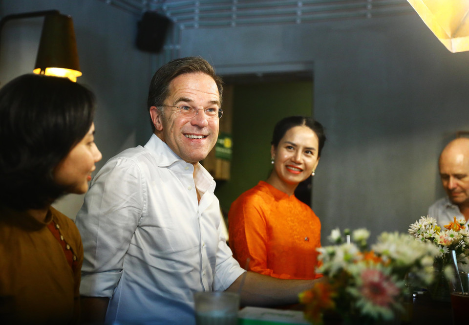 Thủ tướng Vương quốc Hà Lan Mark Rutte nói chuyện cùng những người bạn Việt Nam. (Ảnh: Lâm Khánh/TTXVN)