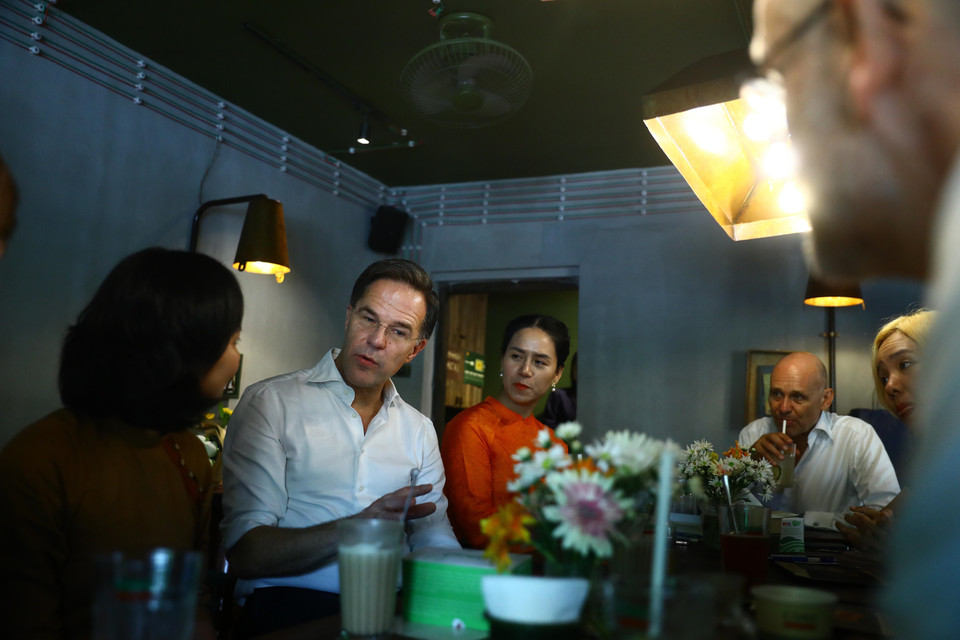 Thủ tướng Vương quốc Hà Lan Mark Rutte nói chuyện cùng những người bạn Việt Nam. (Ảnh: Lâm Khánh/TTXVN)