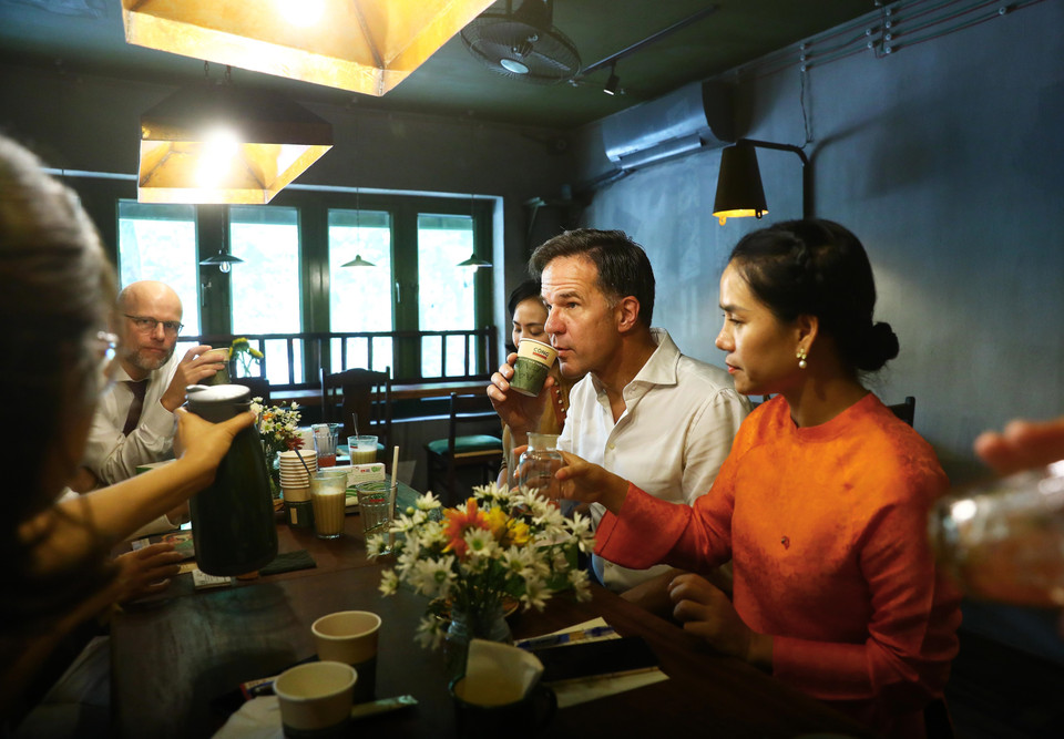 Thủ tướng Vương quốc Hà Lan Mark Rutte uống trà do một doanh nghiệp Việt Nam sản xuất. (Ảnh: Lâm Khánh/TTXVN)