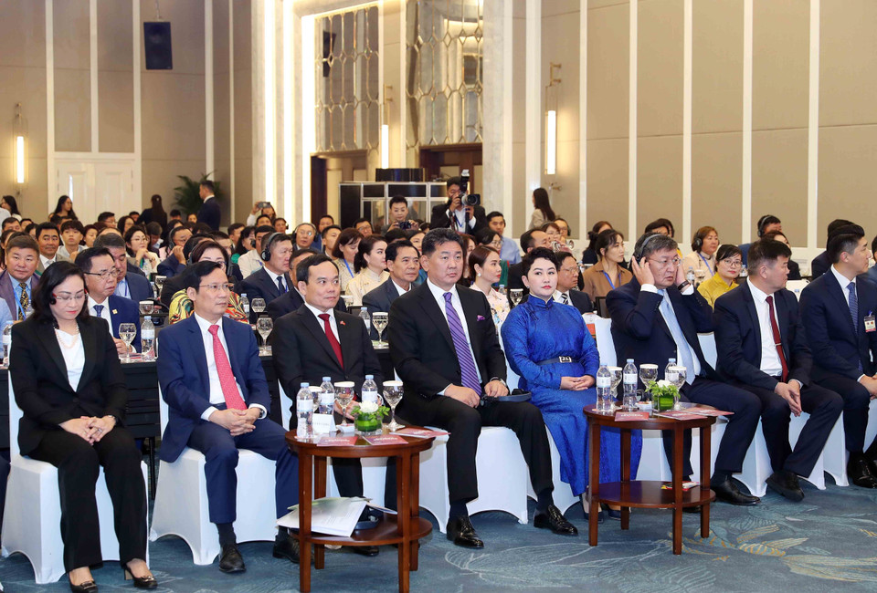 Tổng thống Mông Cổ Ukhnaagiin Khurelsukh và Phó Thủ tướng Trần Lưu Quang với các đại biểu tham dự Diễn đàn. (Ảnh: An Đăng/TTXVN)