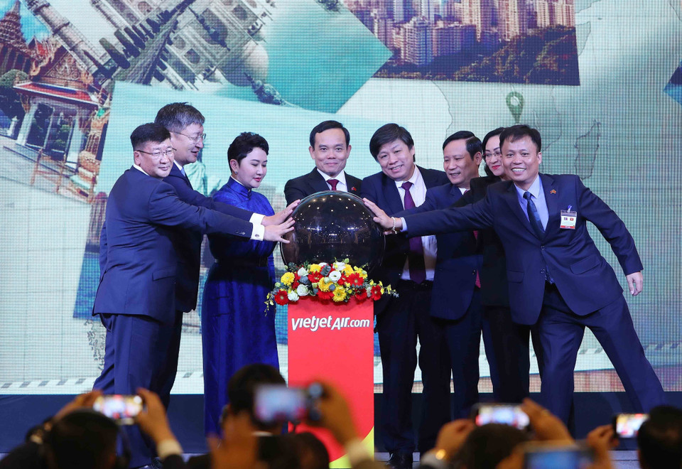 Phó Thủ tướng Trần Lưu Quang với các đại biểu thực hiện nghi thức mở đường bay thẳng Nha Trang-Ulaanbaatar. (Ảnh: An Đăng/TTXVN)