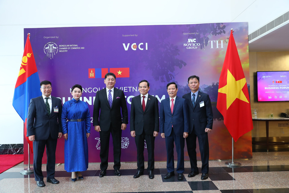 Tổng thống Mông Cổ Ukhnaagiin Khurelsukh và Phó Thủ tướng Trần Lưu Quang với các đại biểu đến dự Diễn đàn. (Ảnh: An Đăng/TTXVN)