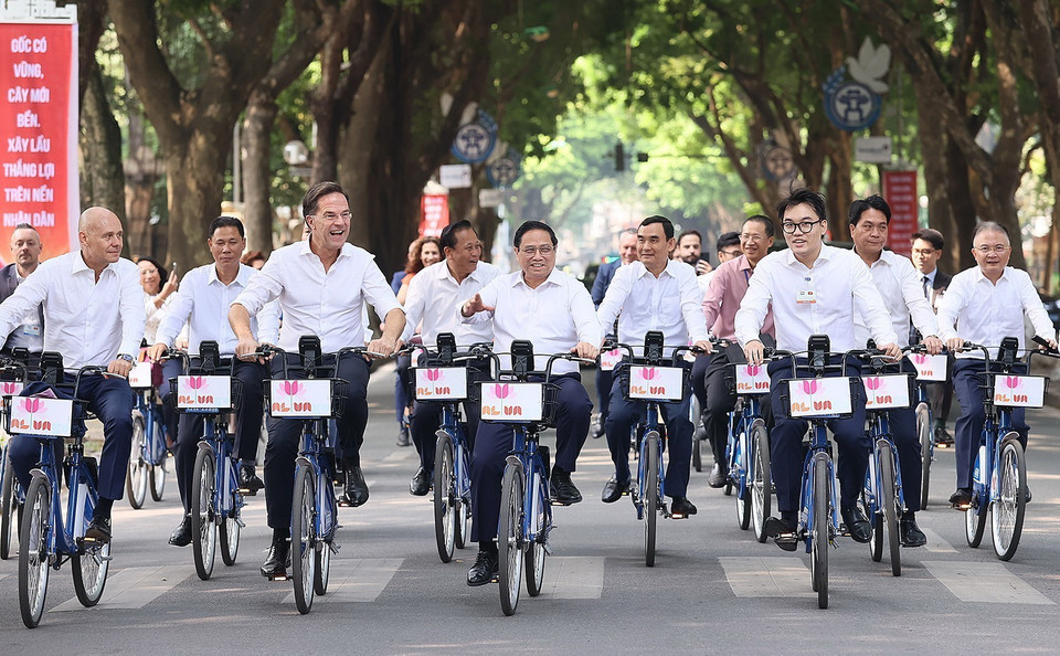 Thủ tướng Phạm Minh Chính và Thủ tướng Hà Lan Mark Rutte đạp xe tham quan không gian của Thủ đô. (Ảnh: Dương Giang/TTXVN)