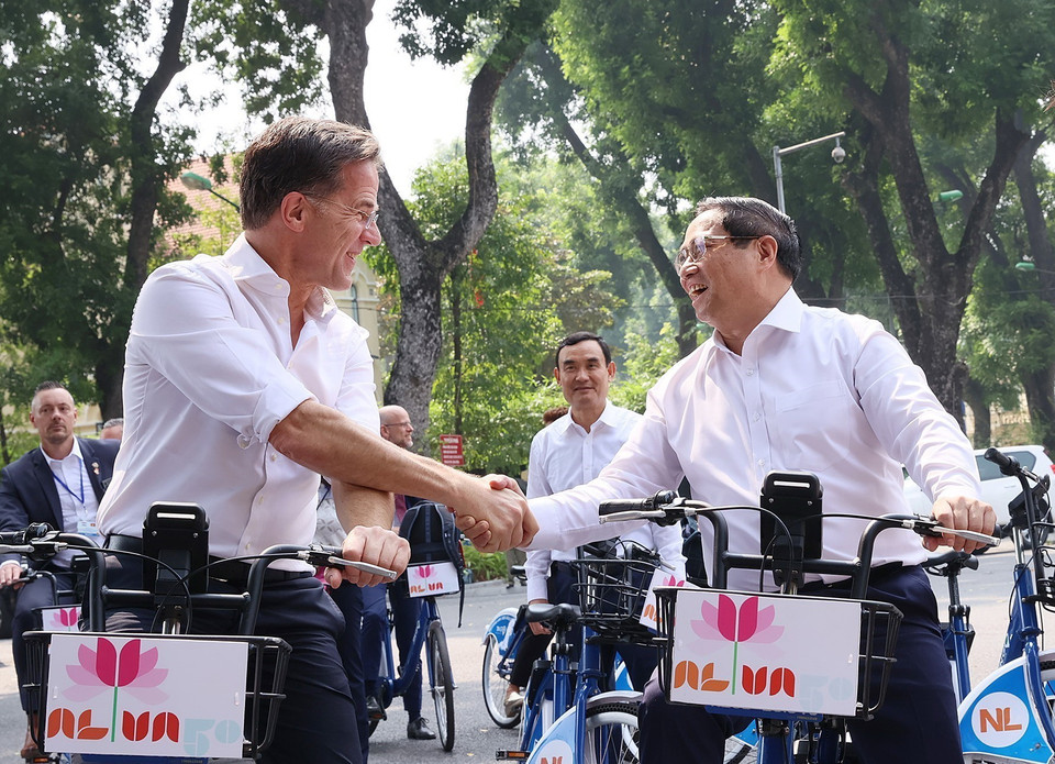 Thủ tướng Phạm Minh Chính và Thủ tướng Hà Lan Mark Rutte trên phố Hà Nội. (Ảnh: Dương Giang/TTXVN)