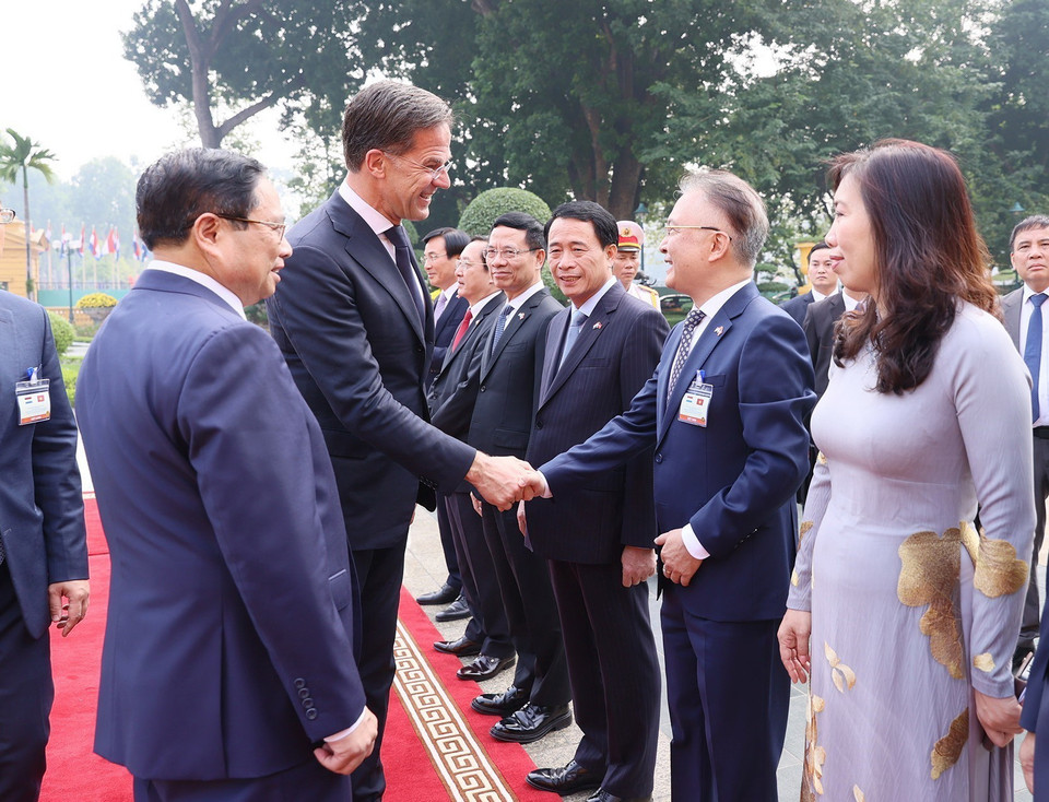 Thủ tướng Phạm Minh Chính giới thiệu với Thủ tướng Hà Lan Mark Rutte các thành viên Đoàn Đại biểu Việt Nam. (Ảnh: Dương Giang/TTXVN)