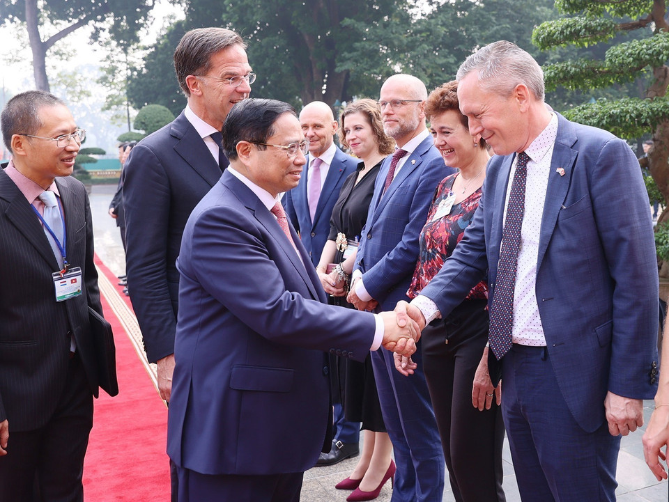 Thủ tướng Hà Lan Mark Rutte giới thiệu với Thủ tướng Phạm Minh Chính các thành viên Đoàn Đại biểu Hà Lan. (Ảnh: Dương Giang/TTXVN)