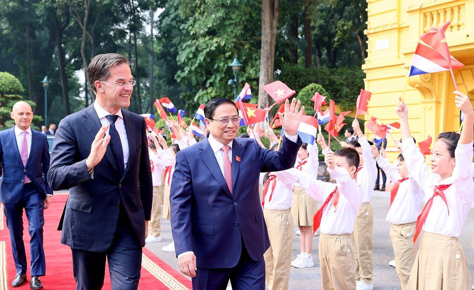 Thủ tướng Phạm Minh Chính và Thủ tướng Hà Lan Mark Rutte với thiếu nhi Thủ đô. (Ảnh: Dương Giang/TTXVN)