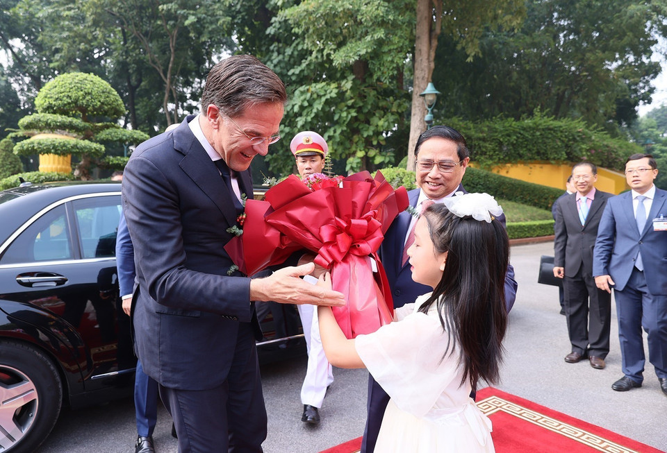 Thiếu nhi Thủ đô chào mừng Thủ tướng Hà Lan Mark Rutte thăm chính thức Việt Nam. (Ảnh: Dương Giang/TTXVN)
