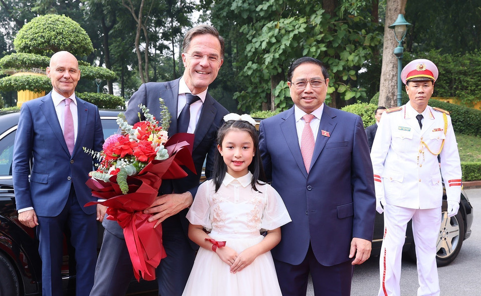 Thủ tướng Phạm Minh Chính và Thủ tướng Hà Lan Mark Rutte với thiếu nhi Thủ đô tại Lễ đón. (Ảnh: Dương Giang/TTXVN)
