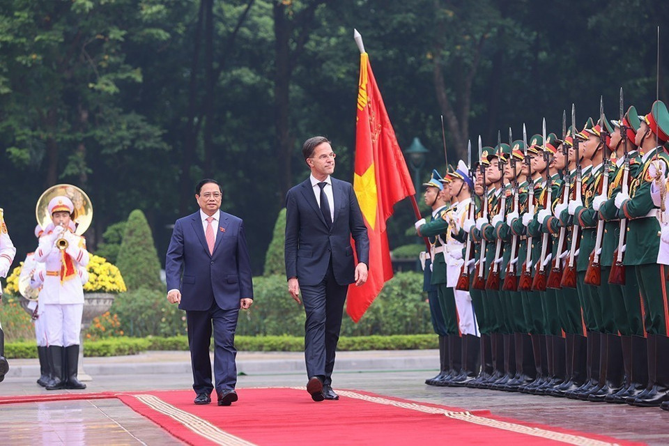 Thủ tướng Phạm Minh Chính và Thủ tướng Hà Lan Mark Rutte duyệt Đội Danh dự Quân đội Nhân dân Việt Nam. (Ảnh: Dương Giang/TTXVN)