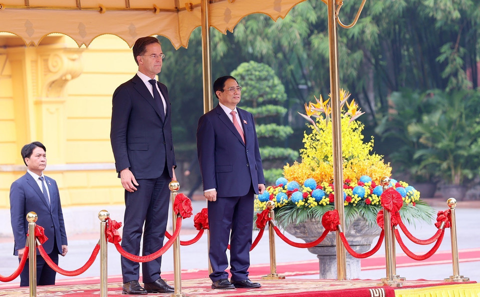 Thủ tướng Phạm Minh Chính và Thủ tướng Hà Lan Mark Rutte nghe quân nhạc cử Quốc thiều hai nước. (Ảnh: Dương Giang/TTXVN)