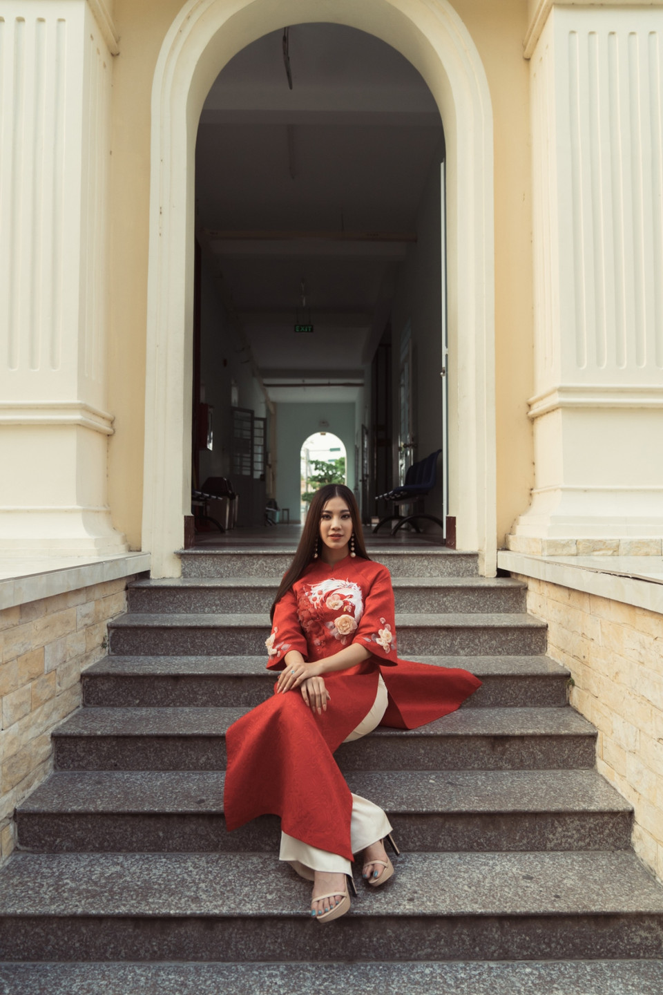 Á hậu Kim Duyên chia sẻ, cô và em trai rất thân thiết với nhau. Mỗi khi buồn, em trai chính là người chở cô đi khắp nơi để thư giãn và lấy lại tinh thần. Chính vì lý do này mà Á hậu Kim Duyên ngẫu hứng nhờ êkíp chụp mình và em trai một bộ ảnh được thực hiện trong khuôn viên trường Đại học Nam Cần Thơ, dưới ánh nắng chiều. (Ảnh: Sang Đào/Vietnam+)