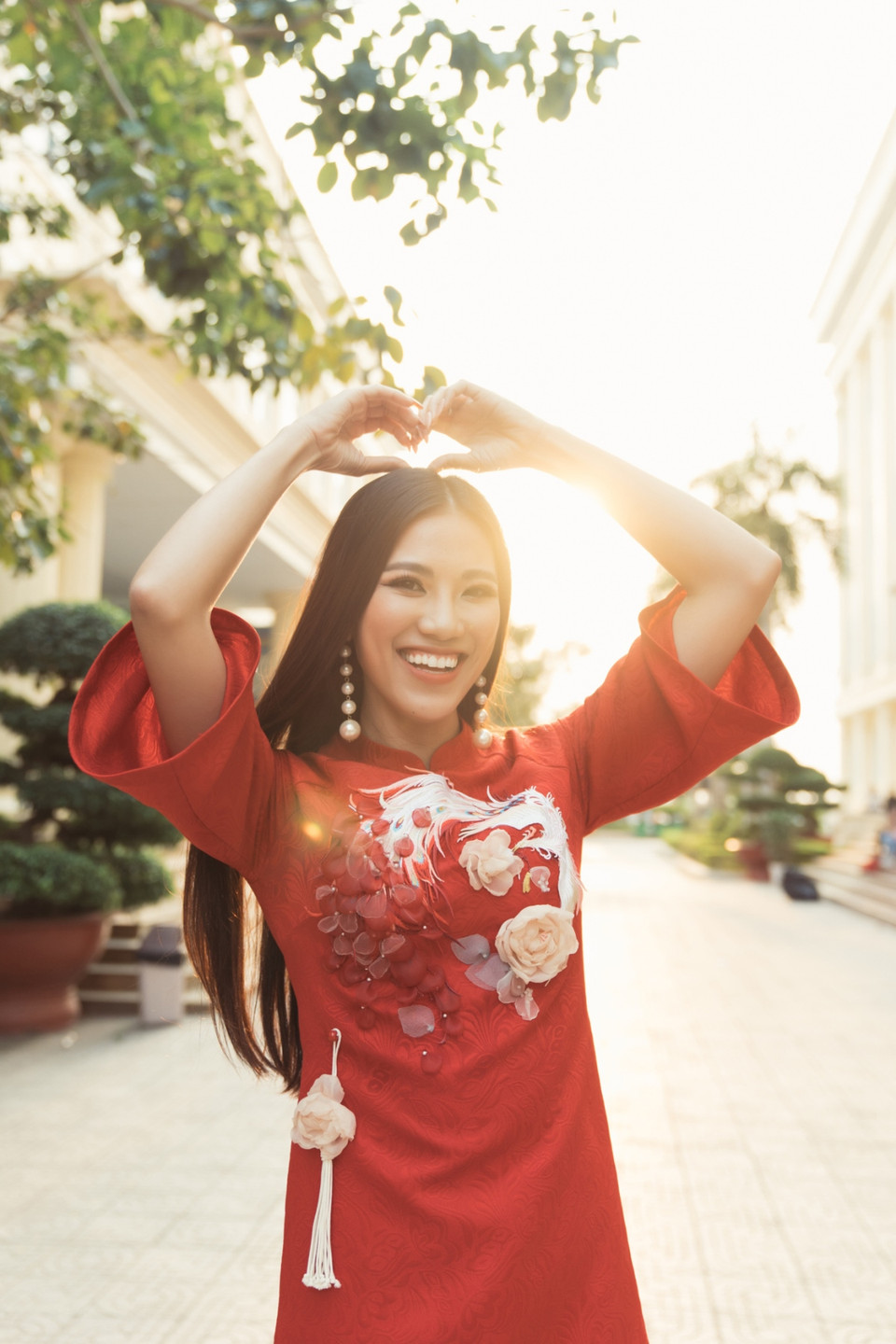 Em trai đã cùng Kim Duyên về thăm trường cấp 3, trường Đại học Nam Cần Thơ – nơi hai chị em đã học tập khi còn ở Cần Thơ. (Ảnh: Sang Đào/Vietnam+)