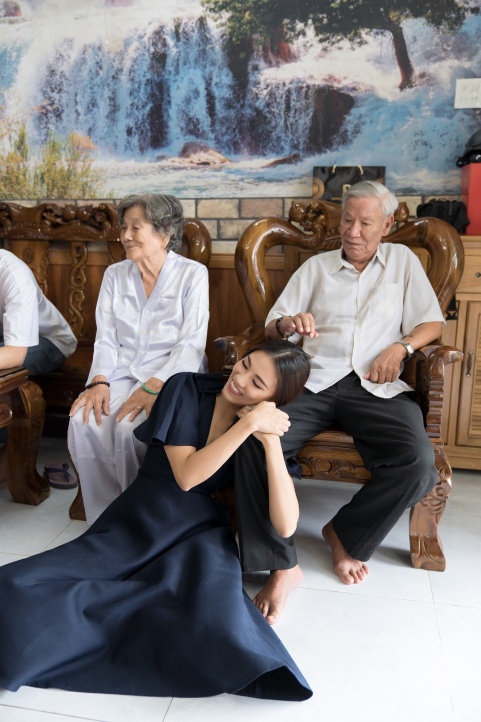 Á hậu Kim Duyên vô cùng xúc động khi gặp lại người thân, gồm ông bà nội, ba mẹ, em trai và chú. (Ảnh: Sang Đào/Vietnam+)