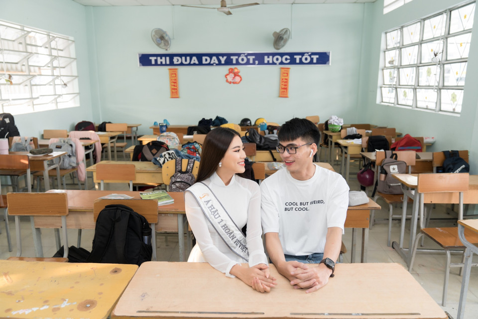 Trong những ngày Á hậu Kim Duyên về quê nhà, đi theo “tháp tùng” cùng cô chính là cậu em trai sinh năm 2000, hiện đang sống cùng Kim Duyên ở Thành phố Hồ Chí Minh. (Ảnh: Sang Đào/Vietnam+)