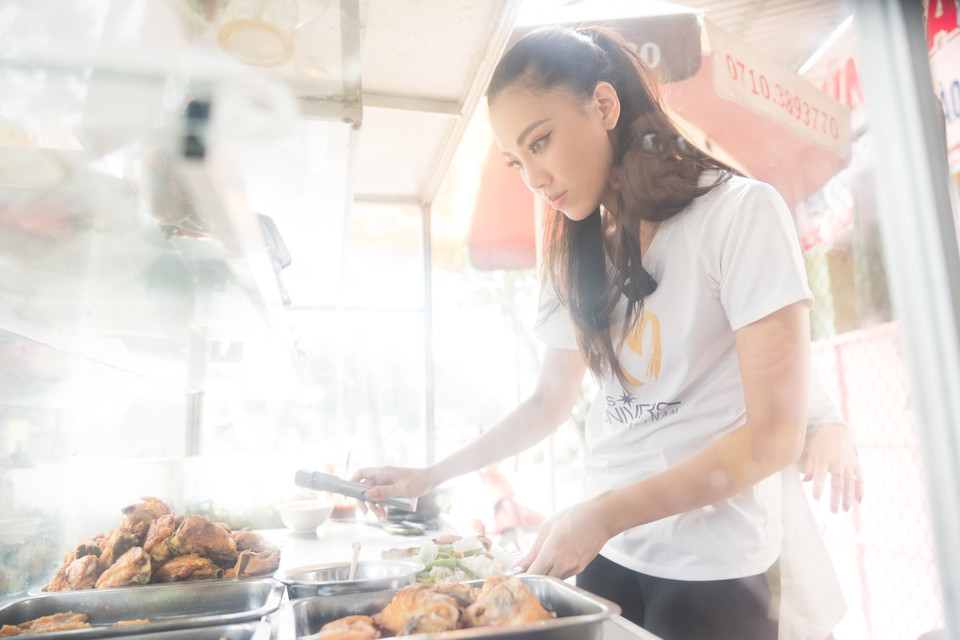 Á hậu còn phụ ba mẹ bán cơm tại quán của gia đình. Quán cơm tên Kim Ngọc, nằm gần trường Đại học Nam Cần Thơ, với giá chỉ 20 ngàn/đĩa. (Ảnh: Sang Đào/Vietnam+)