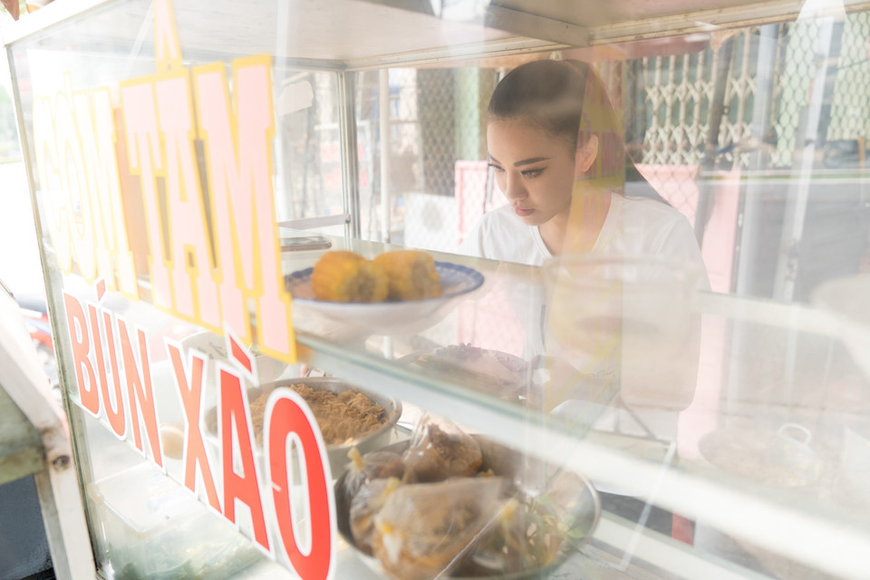 Quán ăn không chỉ là nguồn thu nhập cho gia đình Á hậu Kim Duyên mà đó còn là nơi để gia đình cô cùng làm việc, quây quần bên nhau. (Ảnh: Sang Đào/Vietnam+)