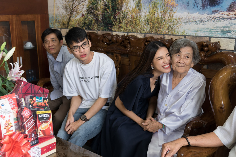 Nghe tin cháu gái về thăm nhà, ông bà nội của Á hậu Kim Duyên từ Rạch Giá (Kiên Giang) đã bắt chuyến xe sớm đi Cần Thơ để gặp cháu gái. (Ảnh: Sang Đào/Vietnam+)