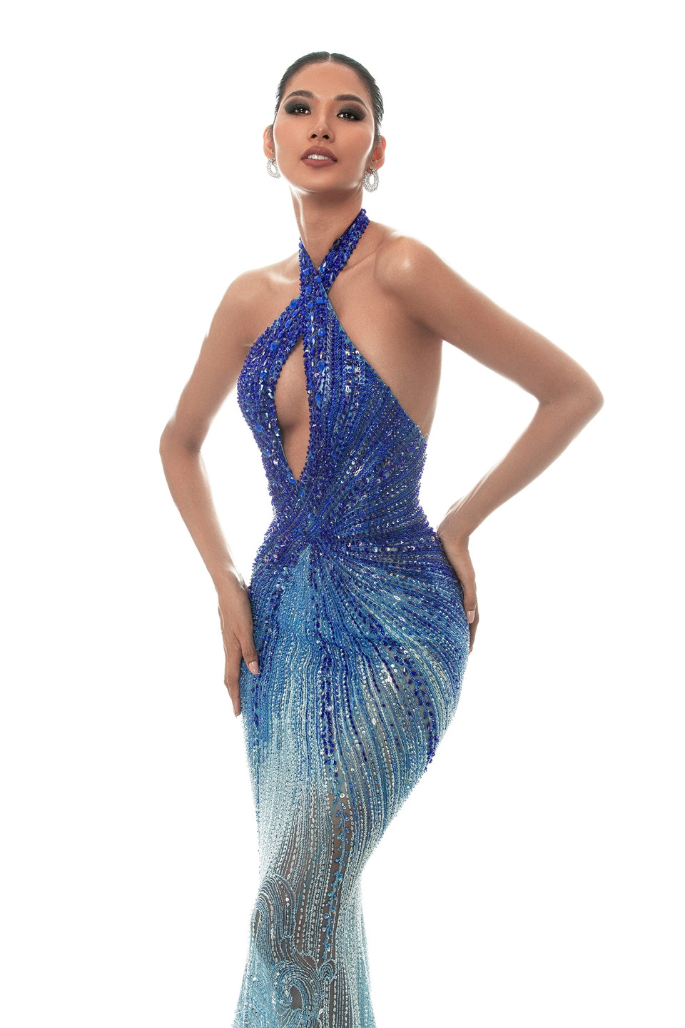 Á hậu Hoàng Thùy chọn diện lại trang phục của nhà thiết kế Hoàng Hải như một lời cảm ơn khán giả đã ủng hộ, quan tâm dõi theo hành trình của cô tại Miss Universe 2019. (Ảnh: Quang Đức/Vietnam+)