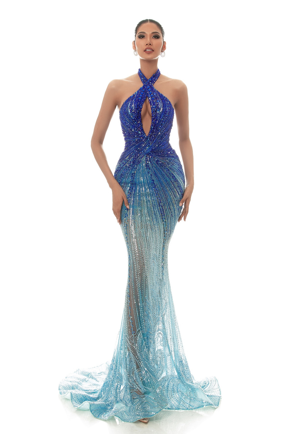 Á hậu Hoàng Thùy tự tin khoe vóc dáng lý tưởng và thần thái của Top 20 Miss Universe 2019. (Ảnh: Quang Đức/Vietnam+)