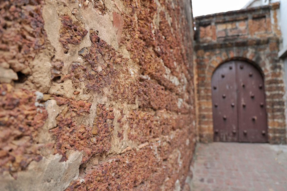 Nơi đây nổi tiếng với những ngôi nhà, tường bao cổ bằng đá ong - một chất liệu 'đặc sản' chỉ có ở Đường Lâm. (Ảnh: Xuân Mai/Vietnam+)