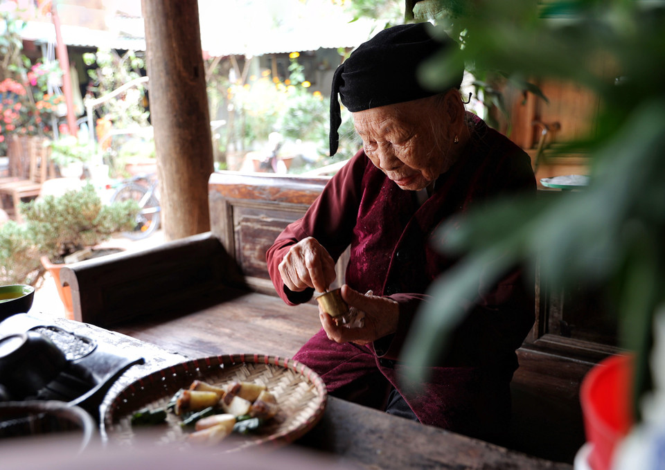 Về làm dâu làng cổ cũng đã gần 80 năm, chưa bao giờ cụ Hậu có ý định rời khỏi làng. Đến giờ cụ vẫn giữ thói quen ăn trầu và có lẽ hình ảnh mang đậm dấu ấn đồng bằng Bắc bộ này đã trở thành một biểu tượng của văn hóa dân gian và đi vào lịch sử dân tộc như một giá trị độc đáo. (Ảnh: Xuân Mai/Vietnam+)