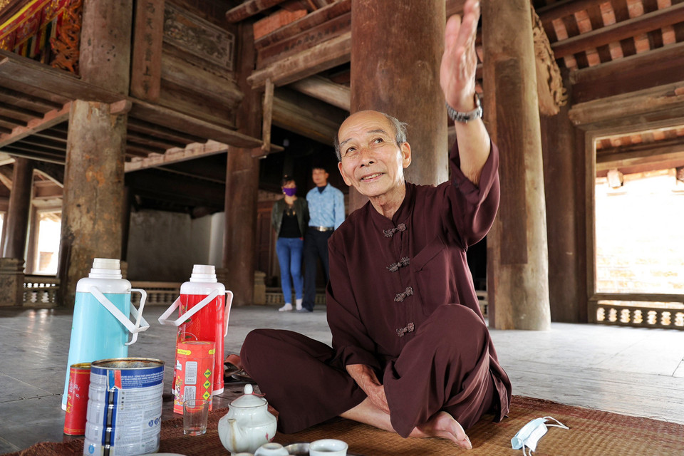 Cụ Hà Văn Dực, người trông coi đình Mông Phụ cho biết cổ vật mà không ở đình nào có trên cả nước ở đây là khánh đồng, khánh đá đặt hai bên tả hữu mạc. Đặc biệt, ngôi đình này không có ván bưng các mặt mà hoàn toàn để trống, nghĩa là một không gian hoàn toàn mở đúng nghĩa. Đây là điểm khác biệt hoàn toàn của đình Mông Phụ so với các ngôi đình cổ nổi tiếng khác, như đình Bảng ở Bắc Ninh, đình Trà Cổ ở Móng Cái (Quảng Ninh)… (Ảnh: Xuân Mai/Vietnam+)