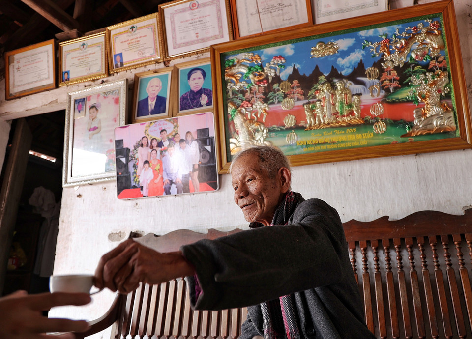 Cụ Phan Văn Mun (88 tuổi) cho biết ở Đường Lâm có khoảng gần 1.000 ngôi nhà truyền thống, tập trung ở các làng Đông Sàng, Mông Phụ và Cam Thịnh. Bản thân cụ Mun từng là cán bộ xã và lập được nhiều chiến công khi tham gia cách mạng. (Ảnh: Xuân Mai/Vietnam+)