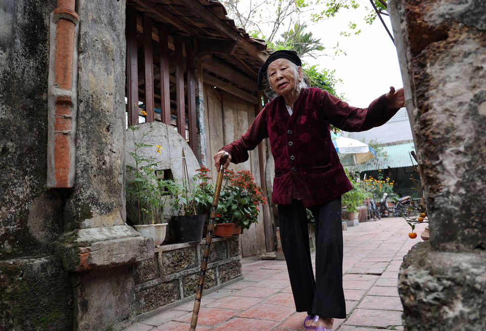 Với dáng vẻ còn khỏe mạnh như này, có lẽ ít ai ngờ cụ Đỗ Thị Hậu năm nay đã 97 tuổi. Cụ Hậu cũng chính là chủ nhân của căn nhà cổ Bà Điền đã hơn 400 năm tuổi. (Ảnh: Xuân Mai/Vietnam+)