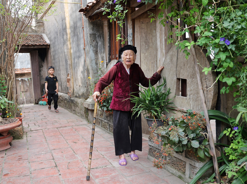 Tuy đã trở thành làng du lịch nhiều năm qua nhưng con người Đường Lâm (thuộc thị xã Sơn Tây, Hà Nội) vẫn giữ được cuộc sống êm đềm, lòng hiếu khách và vẻ chân quê hiếm thấy. Có tiếp xúc mới thấy những người già của làng đặc biệt hơn cả. (Ảnh: Xuân Mai/Vietnam+)