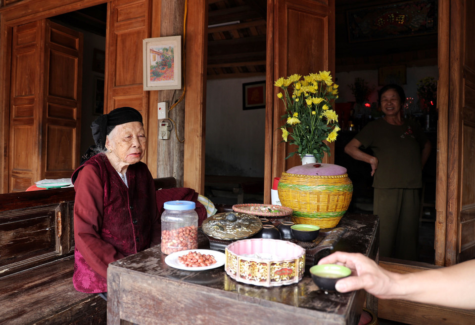  Ngôi nhà của cụ Hậu giờ cũng trở thành một trong các điểm thu hút đông du khách ghé thăm. Cụ Hậu vẫn hàng ngày đón khách và kể những câu chuyện lịch sử, văn hóa của làng cho du khách thập phương. (Ảnh: Xuân Mai/Vietnam+)