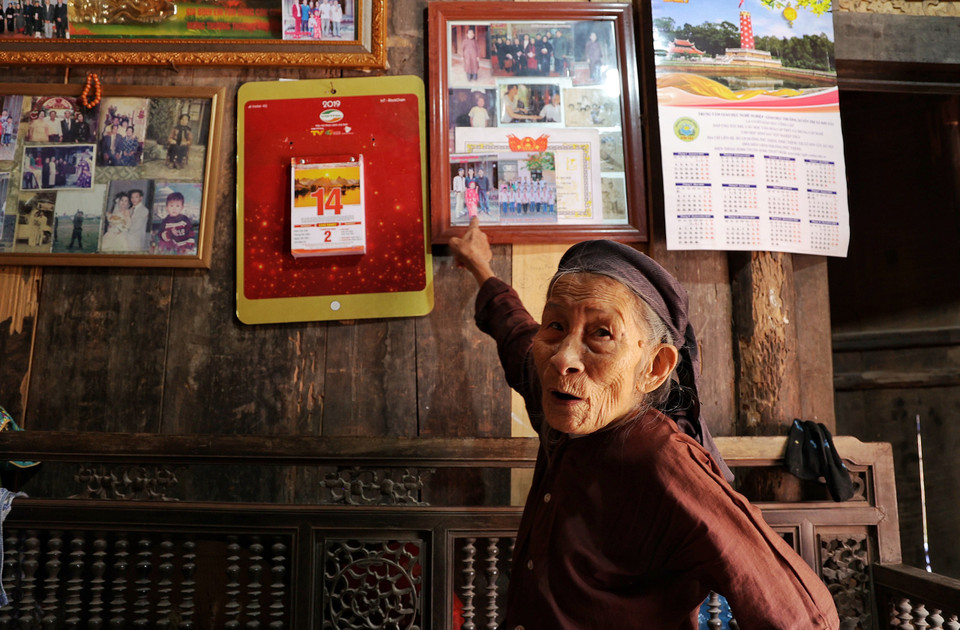 Cụ Cầm phấn khởi khoe đây là hình ảnh nhân dịp cả làng mừng đại thượng thọ 90 tuổi mình. Cụ bảo làng Đường Lâm giờ vẫn giữ được hầu hết kiến trúc cơ bản của một ngôi làng người Việt với cổng làng, cây đa, bến nước, sân đình, chùa, miếu, điếm canh, giếng nước, ruộng nước, gò đồi. Riêng hệ thống đường sá của làng rất đặc biệt vì chúng có hình xương cá. (Ảnh: Xuân Mai/Vietnam+)