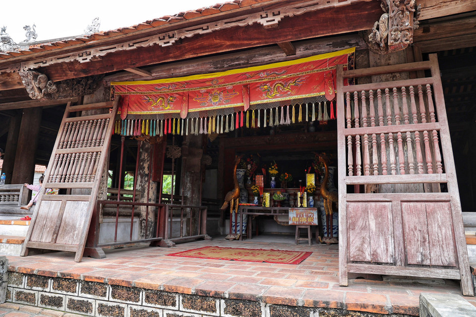 Đình Mông Phụ được xây dựng vào khoảng thế kỷ XVI, là ngôi đình đặc trưng cho đình Việt truyền thống. Sân đình thấp hơn mặt bằng xung quanh nên khi trời mưa, nước chảy vào sân rồi thoát ra theo hai cống ở bên tạo thành hình tượng hai râu rồng. Hàng năm, đình tổ chức lễ hội từ mùng Một đến mùng Mười tháng Giêng âm lịch với các trò chơi như thu lợn thờ, thi gà thờ... (Ảnh: Xuân Mai/Vietnam+)