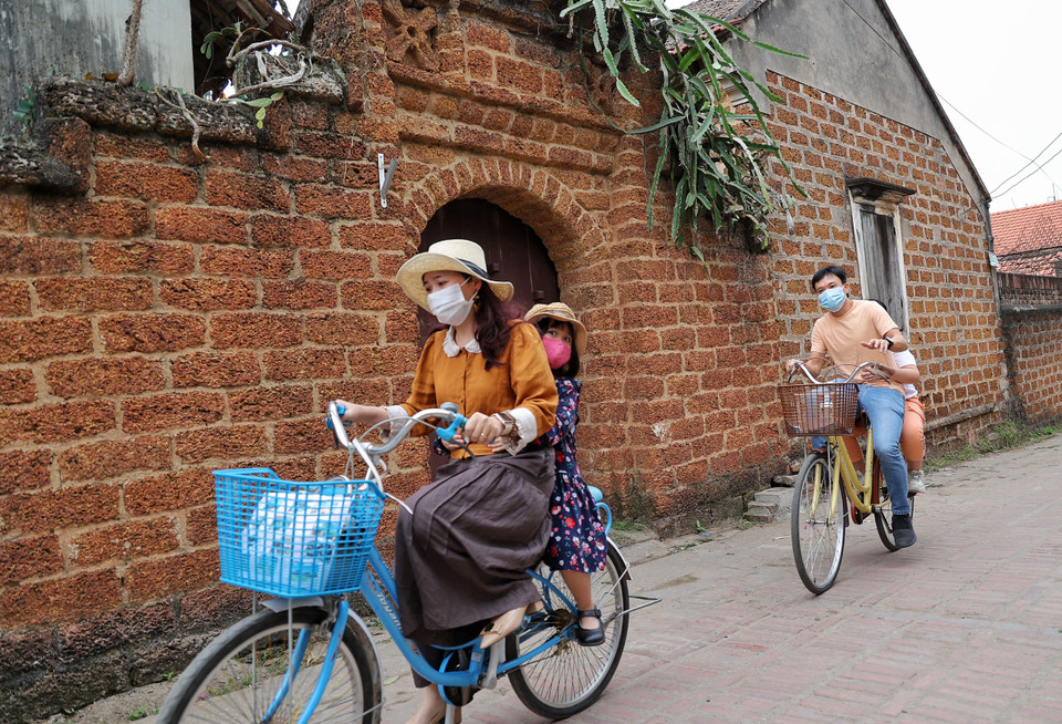 Cách trung tâm Hà Nội chỉ hơn 40km, làng cổ Đường Lâm đã trở thành điểm đến hấp dẫn du khách vào dịp cuối tuần, đủ đáp ứng tiêu chí gần Thủ đô, có nhiều giá trị truyền thống và đặc sản ẩm thực. (Ảnh: Xuân Mai/Vietnam+)