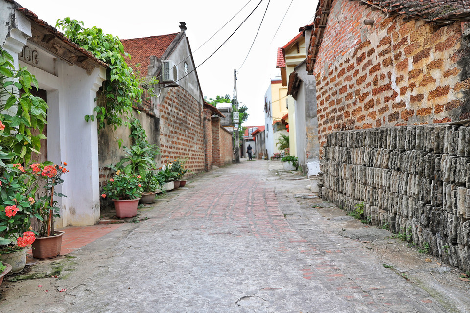 Đường làng ngõ xóm in đậm dấu ấn thời gian. (Ảnh: Xuân Mai/Vietnam+)