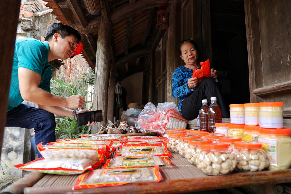 Không chỉ tương bần, du khách đến thăm quan nhà cổ còn có thể muavề nhiều thức quà khác. (Ảnh: Xuân Mai/Vietnam+)