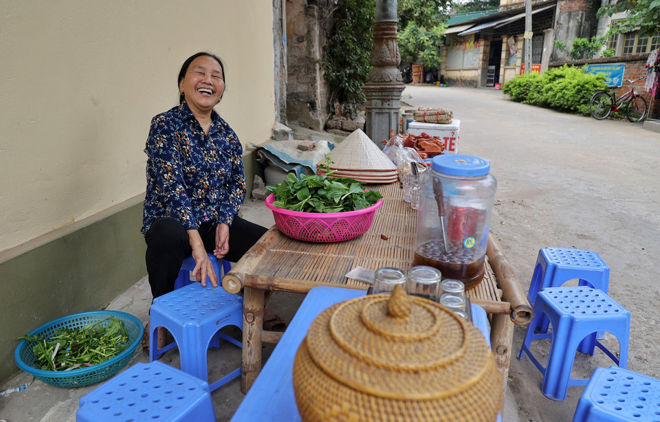 Sự thân thiện và hồn hậu của những bà, những mẹ ở vùng đất hai Vua cũng là một dấu ấn cho hành trình trải nghiệm thêm lưu luyến. (Ảnh: Xuân Mai/Vietnam+)