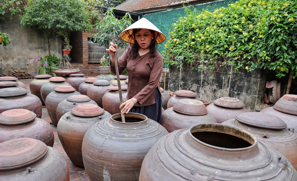 Gia đình ông thể vẫn giữ được nghề làm tương bần truyền thống. (Ảnh: Xuân Mai/Vietnam+)