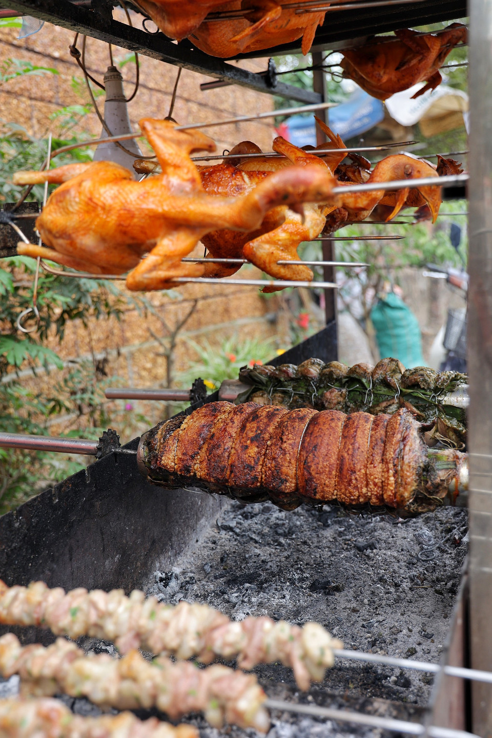 Để có được một đòn thịt quay thành phẩm như này, người dân phải dậy từ 3 giờ sáng, trải qua rất nhiều công đoạn phức tạp trong gần 8 tiếng đồng hồ. (Ảnh: Xuân Mai/Vietnam+)