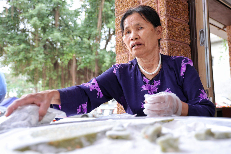Chè lam là một đặc sản ăn chơi của người dân địa phương. Ngoài vị truyền thống như xưa, ngày nay chè lam cải tiến có nhiều hương vị khác nhau. (Ảnh: Xuân Mai/Vietnam+)