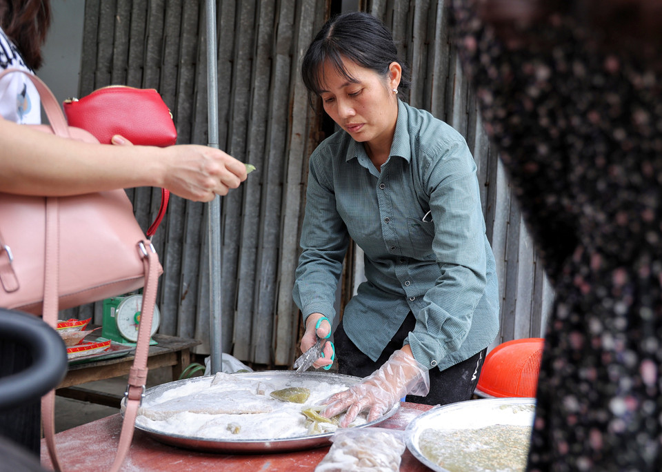 Thức quà quê này có vị ngọt vừa phải, dẻo dai, chế biến thủ công không chất bảo quản hợp làm món ăn chơi, ăn kèm khi thưởng trà. (Ảnh: Xuân Mai/Vietnam+)