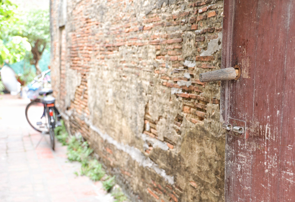 Chiếc cổng thiết kế theo lối truyền thống ở Đường Lâm luôn có một thanh cầm như thế này, dù là cổng xưa... (Ảnh: Xuân Mai/Vietnam+)